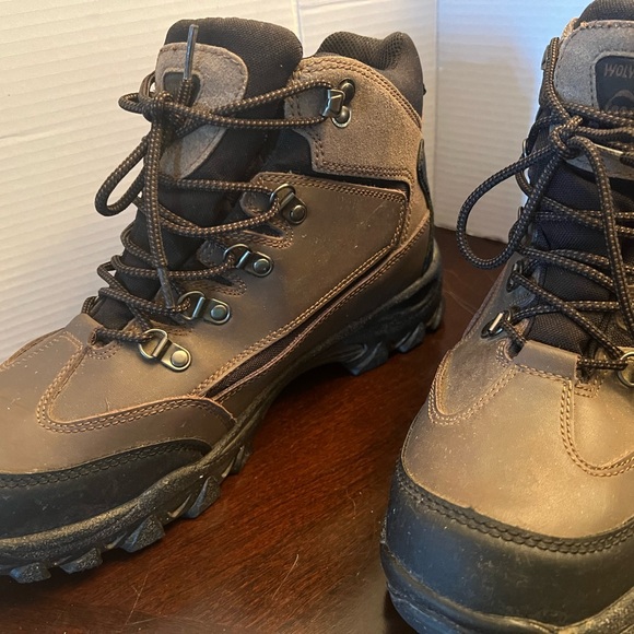 Wolverine Leather suede, waterproof boots, Brown Size 10 Med. GREAT Condition - Picture 15 of 15
